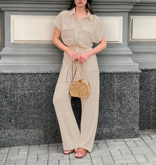2026 Neutraler Overall mit heller Khaki-Textur, faltigem Material und tailliertem Riemen, kurzärmeliger Overall mit Temperament