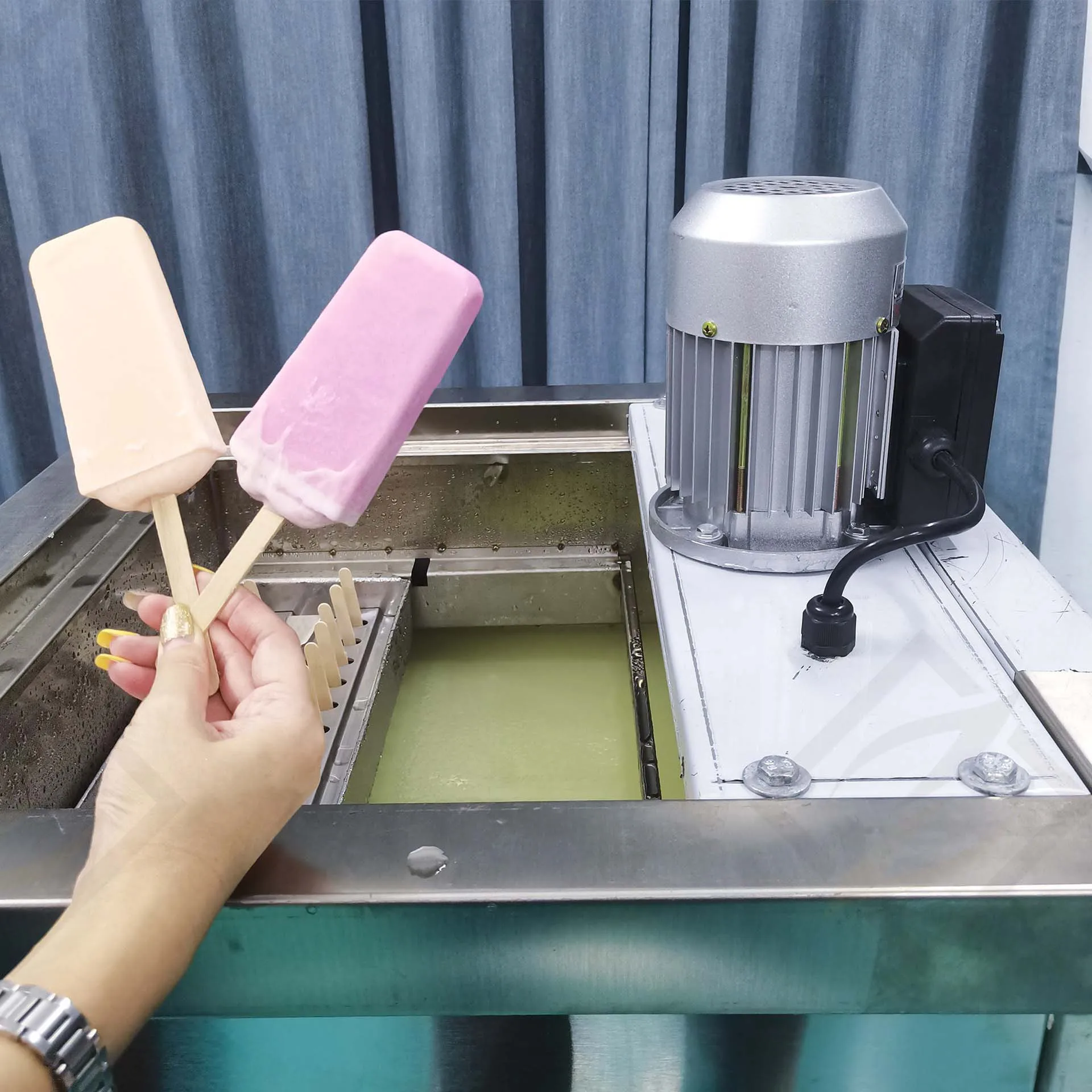 High Quality Automatic Ice Cream Popsicles Making Machine 2 Molds Milk Fruit Popsicle Machine