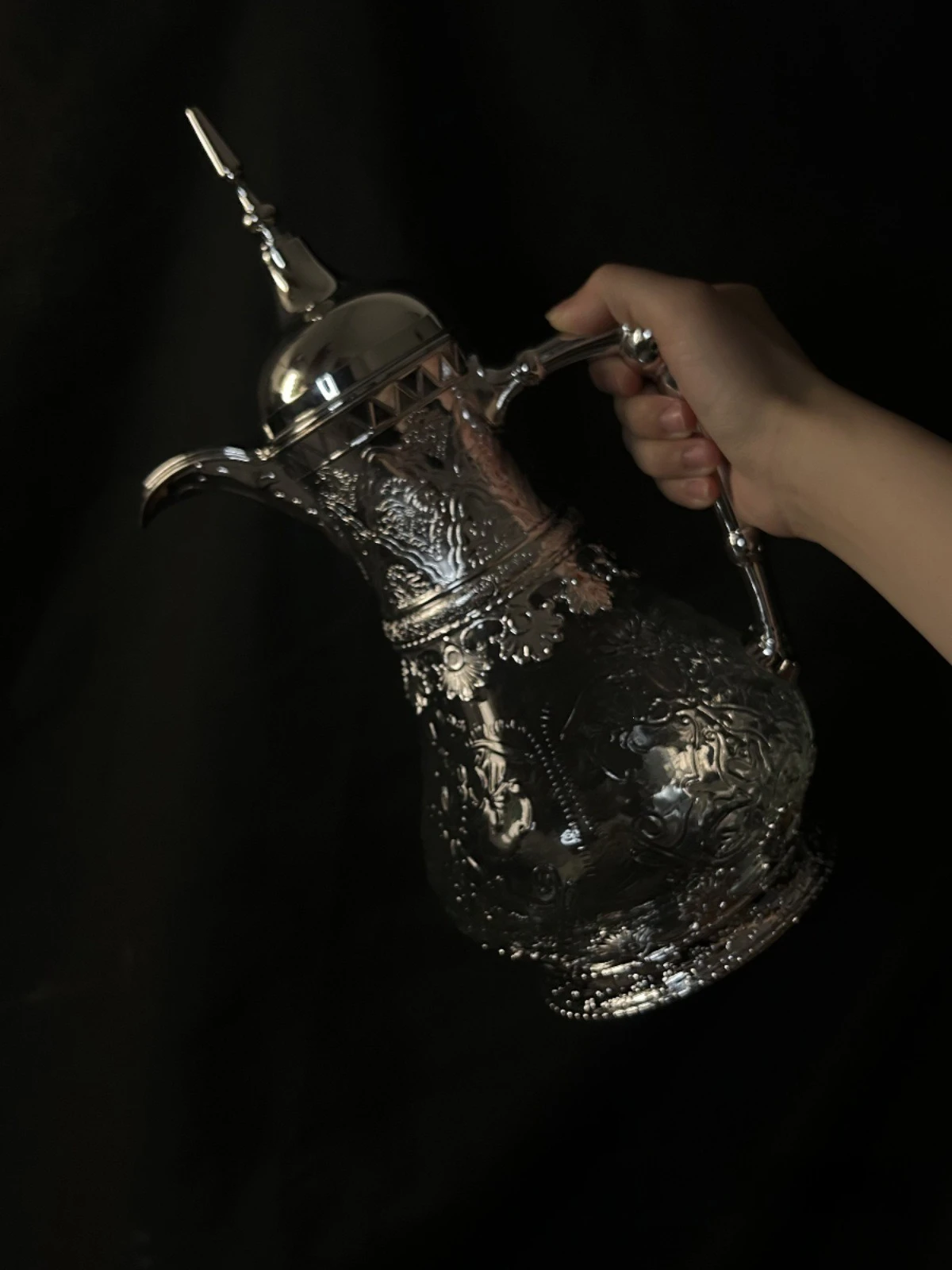 Retro medieval orange kettle, large-capacity engraved tie pot, silver glass cold gift, a French wine jug for home use