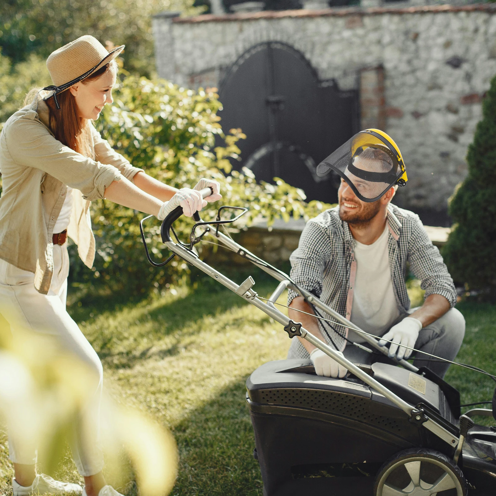 

1Pcs Protective Lawn Mower Hat Widened Design Metal Mesh Anti-Spatter Adjustable Gardening Art Grass