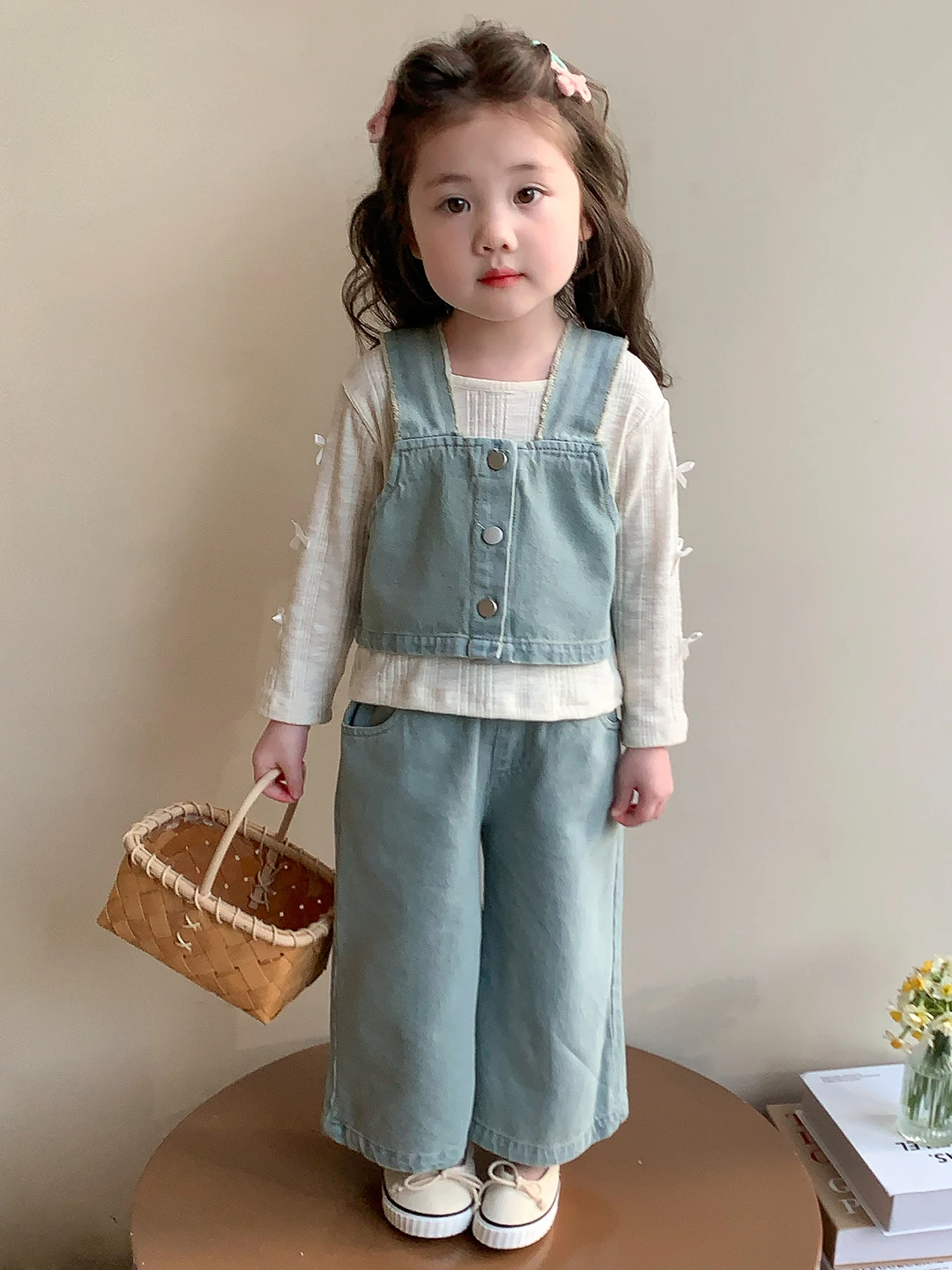 

Весна 2026: Новый модный джинсовый комплект для девочек (жилет, широкие брюки, футболка) из дышащих материалов с длинным рукавом и круглым вырезом