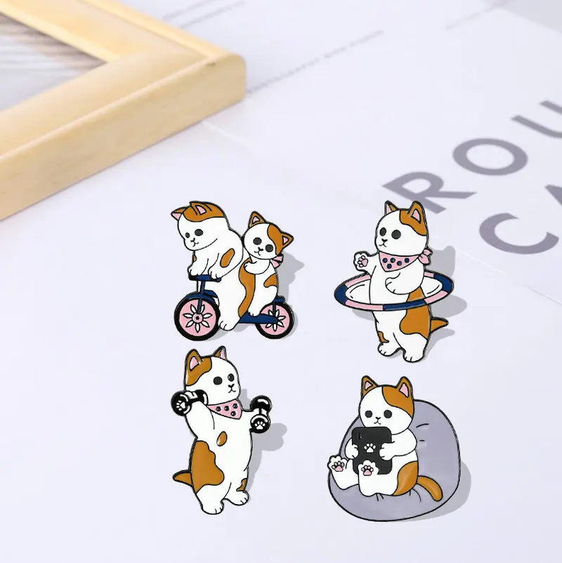 Pin esmaltado de gatos divertidos para niños y niñas, broches personalizados de gato, huevo, bicicleta, con mancuernas, Pin de solapa, insignia de dibujos animados, joyería