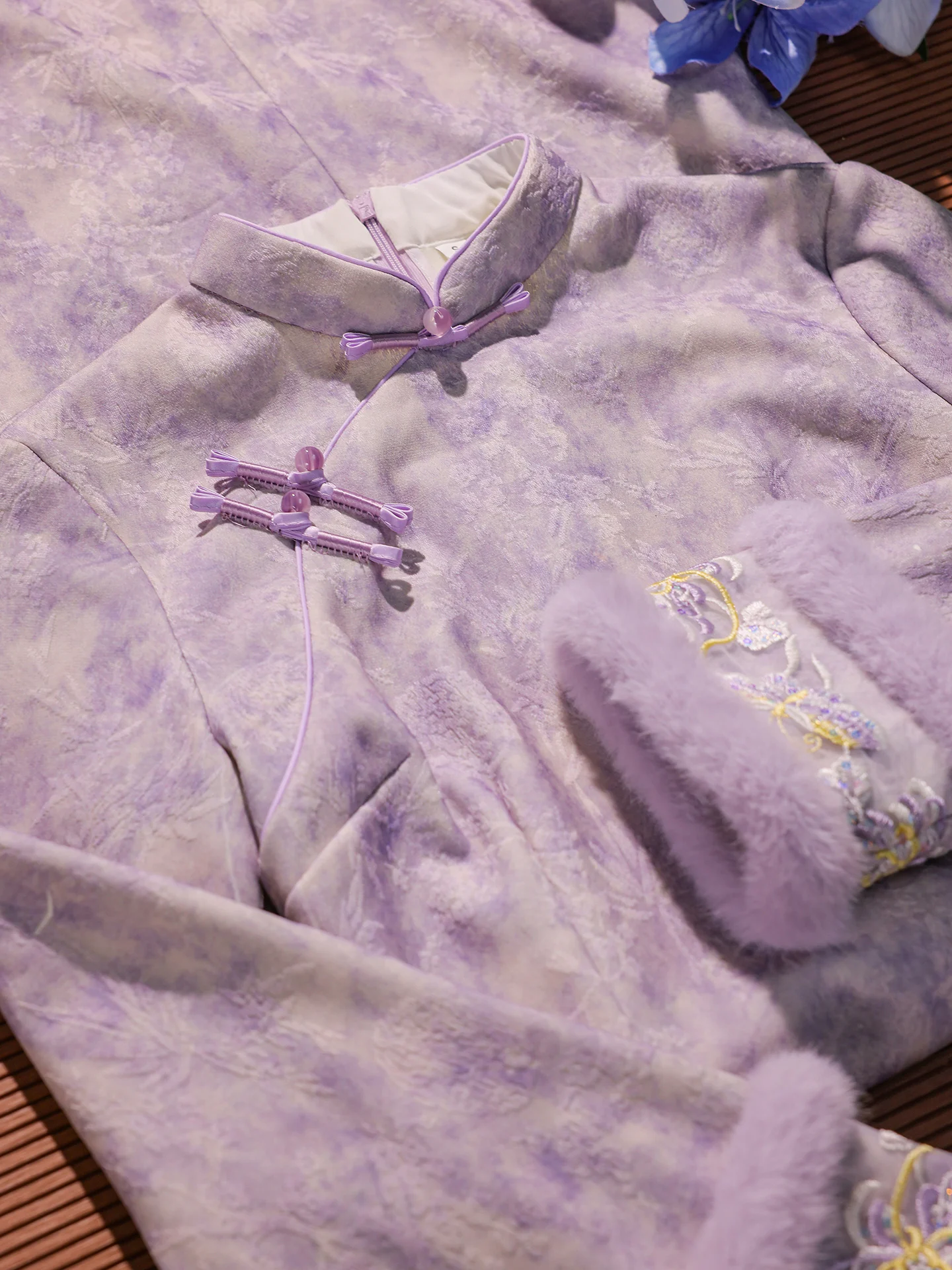 

Элегантное фиолетовое зимнее модное женское традиционное китайское длинное ципао с красивым цветочным узором