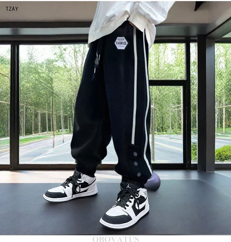 Neue Frühlings-Sport-Hosen für Jungen mit Seitenstreifen, gerade geschnittene Jogginghosen für Teenager zum Ausgehen. – Detail 2
