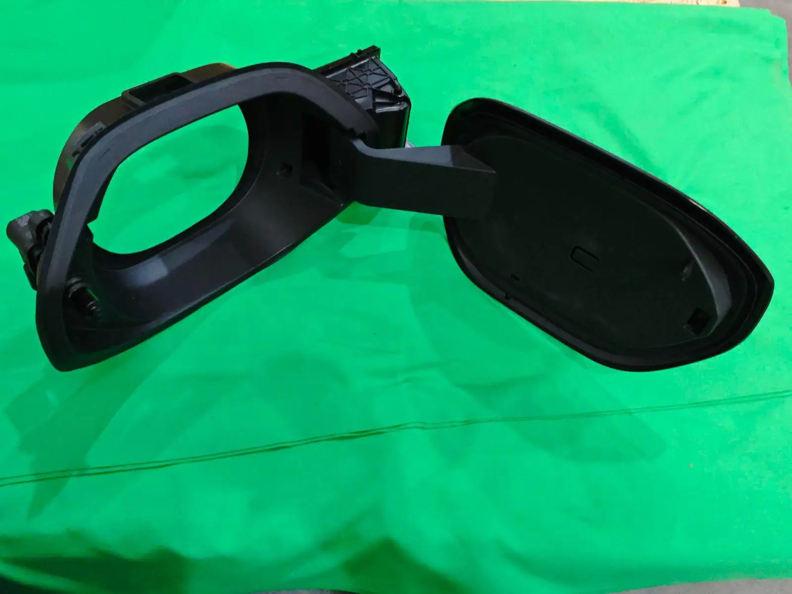 

Новая пластиковая крышка зарядного порта для электромобиля BYD Tang второго поколения