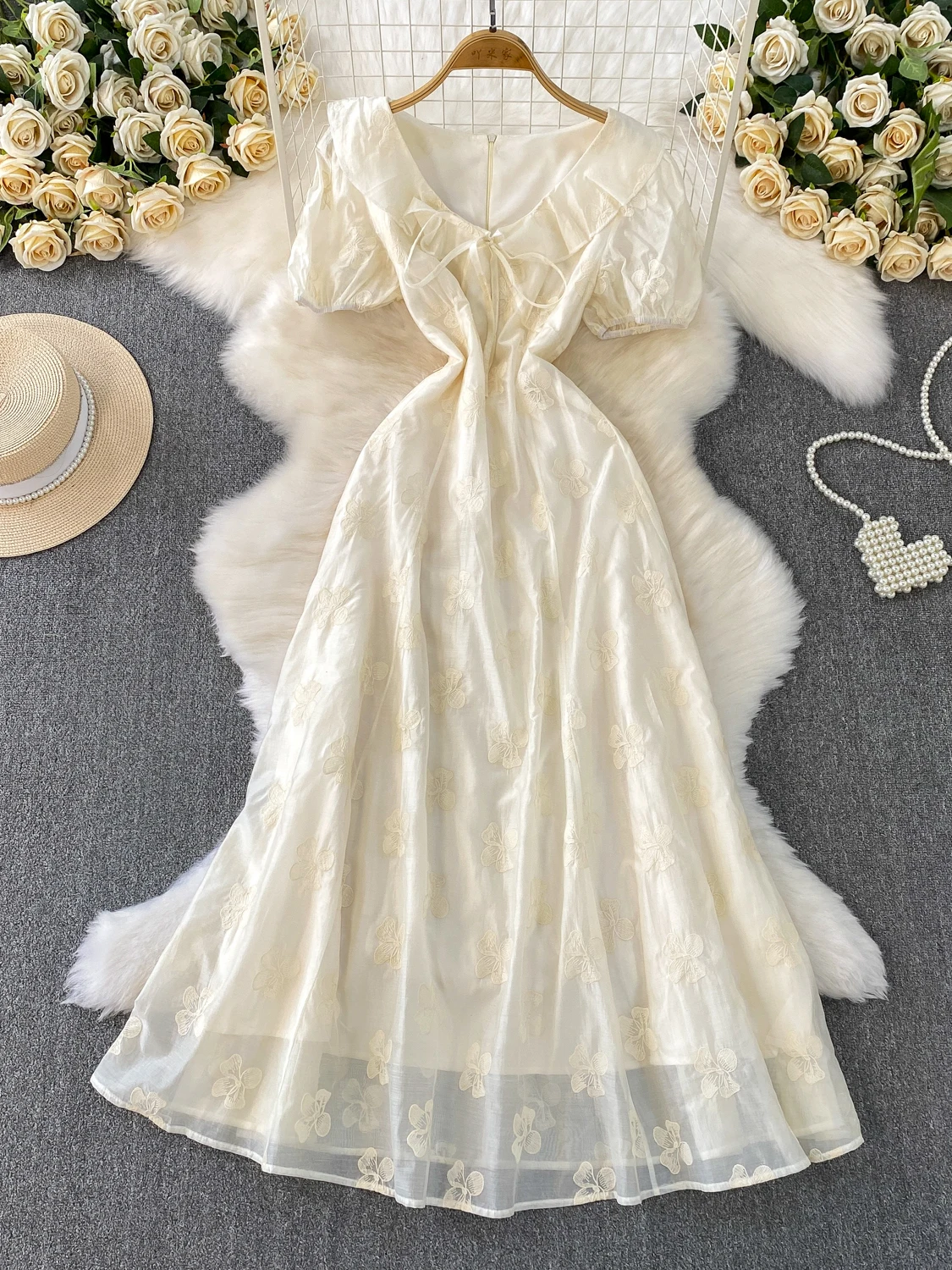 

Женское летнее платье А-силуэта с V-образным вырезом, объемными рукавами, сложной вышивкой, завышенной талией, длиной до колена, стройнящее, с коротким рукавом