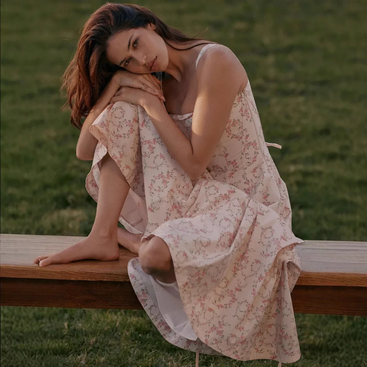 فستان Oligai صيفي أنيق ميدي 2025 وصل حديثًا فستان مطبوع عليه زهور فستان نسائي مثير مشد لعطلة عيد الميلاد