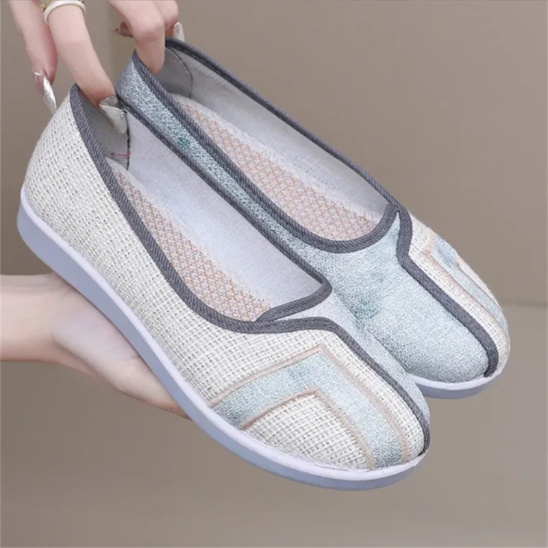 Cloth Flat Shoes For Women's Non-slip Breathable Work Shoe Hallow Mouth Casual Single Shoe National style Mother‘s Shoe