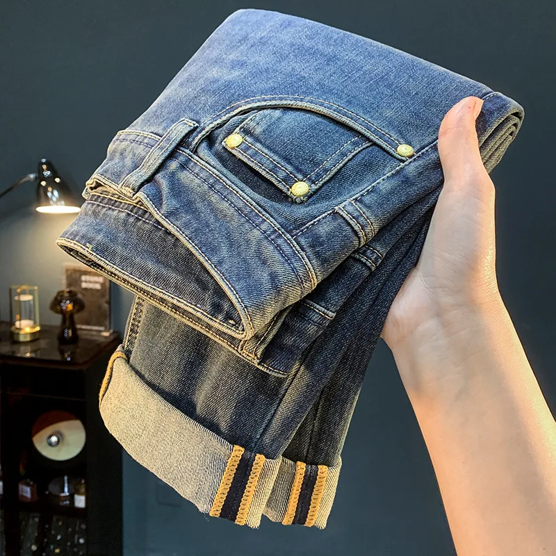 جينز رجالي راقي جديد لعام 2025 أزرق صغير مستقيم الساق غير رسمي فاخر الاتجاه بقصة ضيقة سروال طويل مرن مغسول