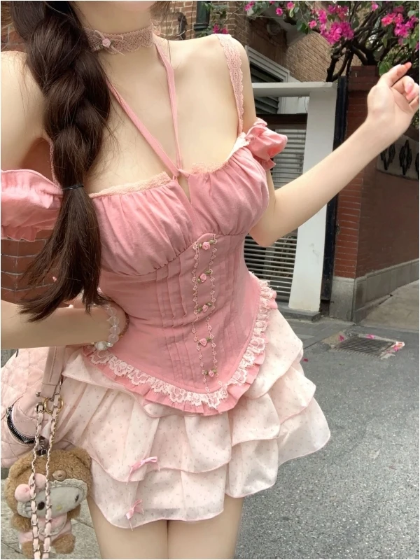 

Нежный комплект Sweet Pure Desire: розовый топ с воротником-халтером и рукавами-фонариками, а также юбка-торт с цветочным принтом. Модный женский комплект для весны и лета.