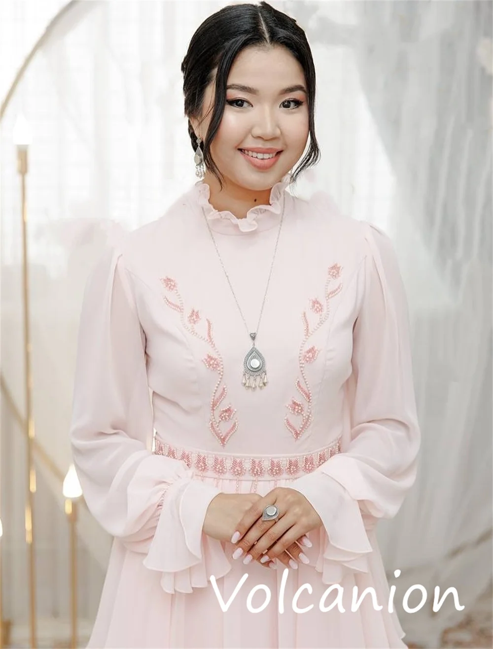 تخصيص الكلاسيكية مطابقة الشيفون مطرزة الطية ألف خط عالية الياقة فساتين طويلة مناسبة مخصصة بسيطة