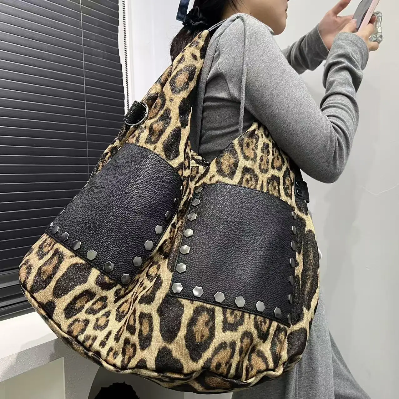 

Fashion Leopard Print Shoulder Bag Large Capacity Leather Splicing Rivet Diagonal Crossbody Bag Punk Tote Bag