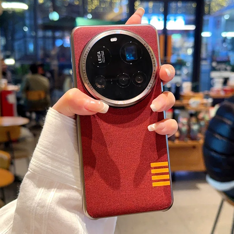 حافظة لهاتف Xiaomi 15 Ultra بتصميم كلاسيكي ناعم الملمس من القماش بإطار معدني مرتفع وعدسة الكاميرا وغطاء فضي بألوان متباينة