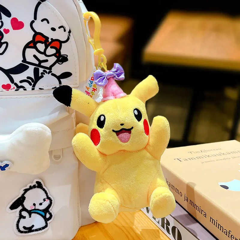 Colgante de juguete de peluche de Pokemon Pikachu Kawaii, llavero colgante de mochila escolar de 13,5 cm, decoración de muñeca pequeña, regalo de cumpleaños encantador