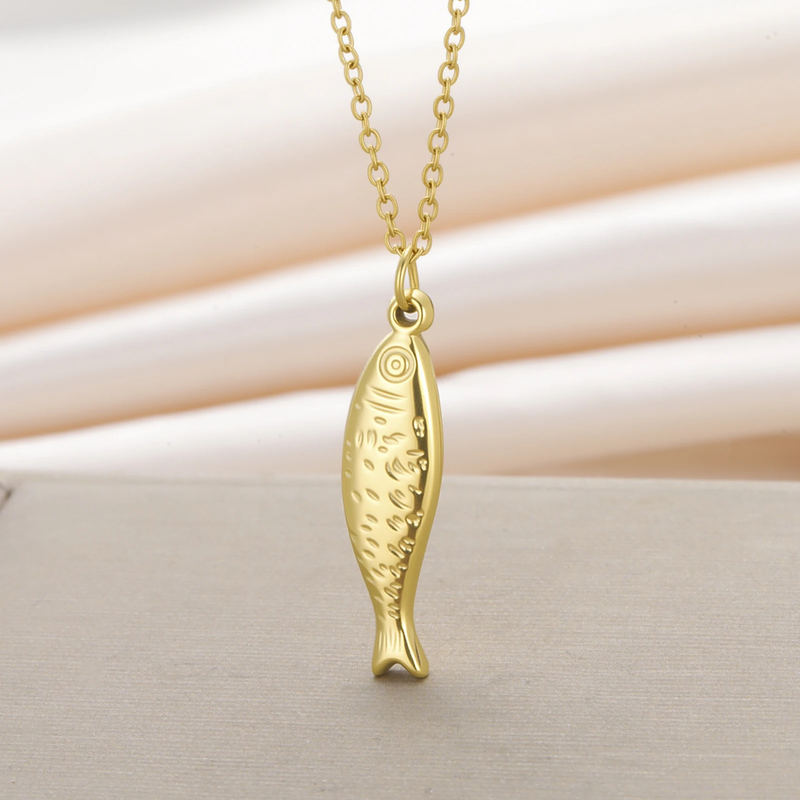 COOLTIME Modische Fisch-Anhänger-Halskette für Damen, Edelstahl, verstellbarer Schmuck, perfekt für Alltag, Geschenke und Termine – Detail 4