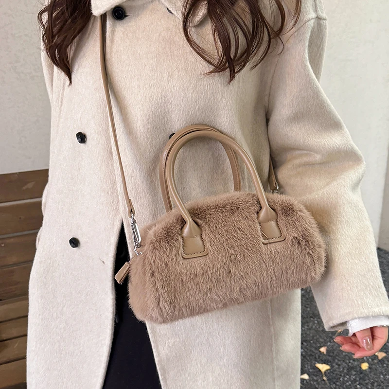 حقيبة كتف صغيرة مريحة منفوشة من الجانب الأيسر للنساء حقيبة حمل قطيفة لطيفة مع مقبض جلدي حقيبة يد شتوية ناعمة على شكل دمية دب