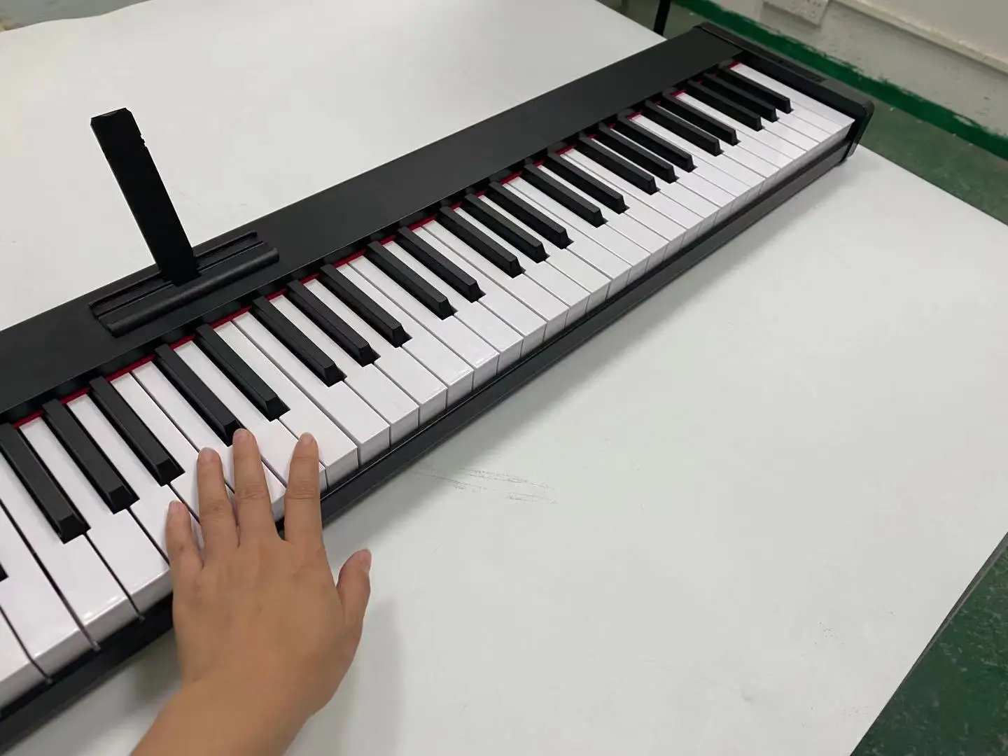 بيانو إلكتروني عالي الجودة 88 مفتاحًا MIDI بطارية قابلة للشحن بيانو مستقيم للمبتدئين