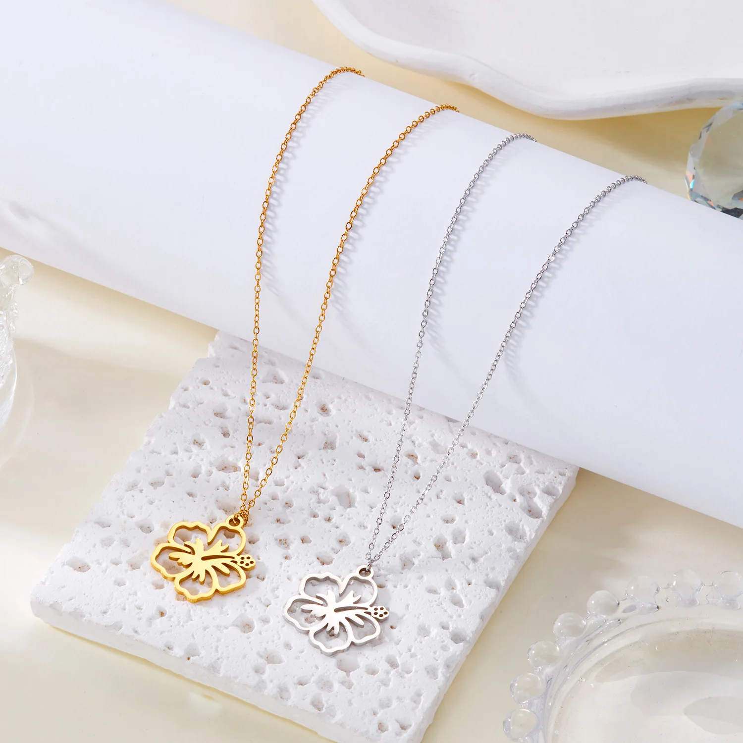 Female high-end stainless steel necklace with elegant summer temperament, hollowed out flower pendant necklace, collarbone chain