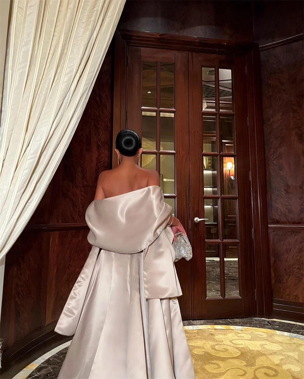 Классическое атласное вечернее платье без бретелек без рукавов по индивидуальному заказу. Изысканные трапециевидные платья длиной до пола со шлейфом для особых случаев.