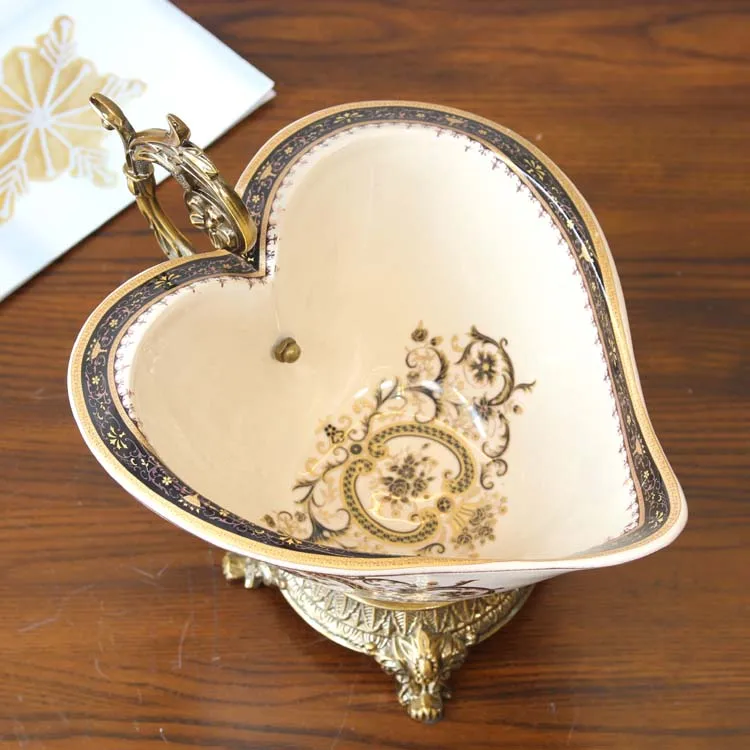 European luxury fruit plate, American ceramic alloy, creative craftsmanship, love fruit plate, villa model room, soft decoration
