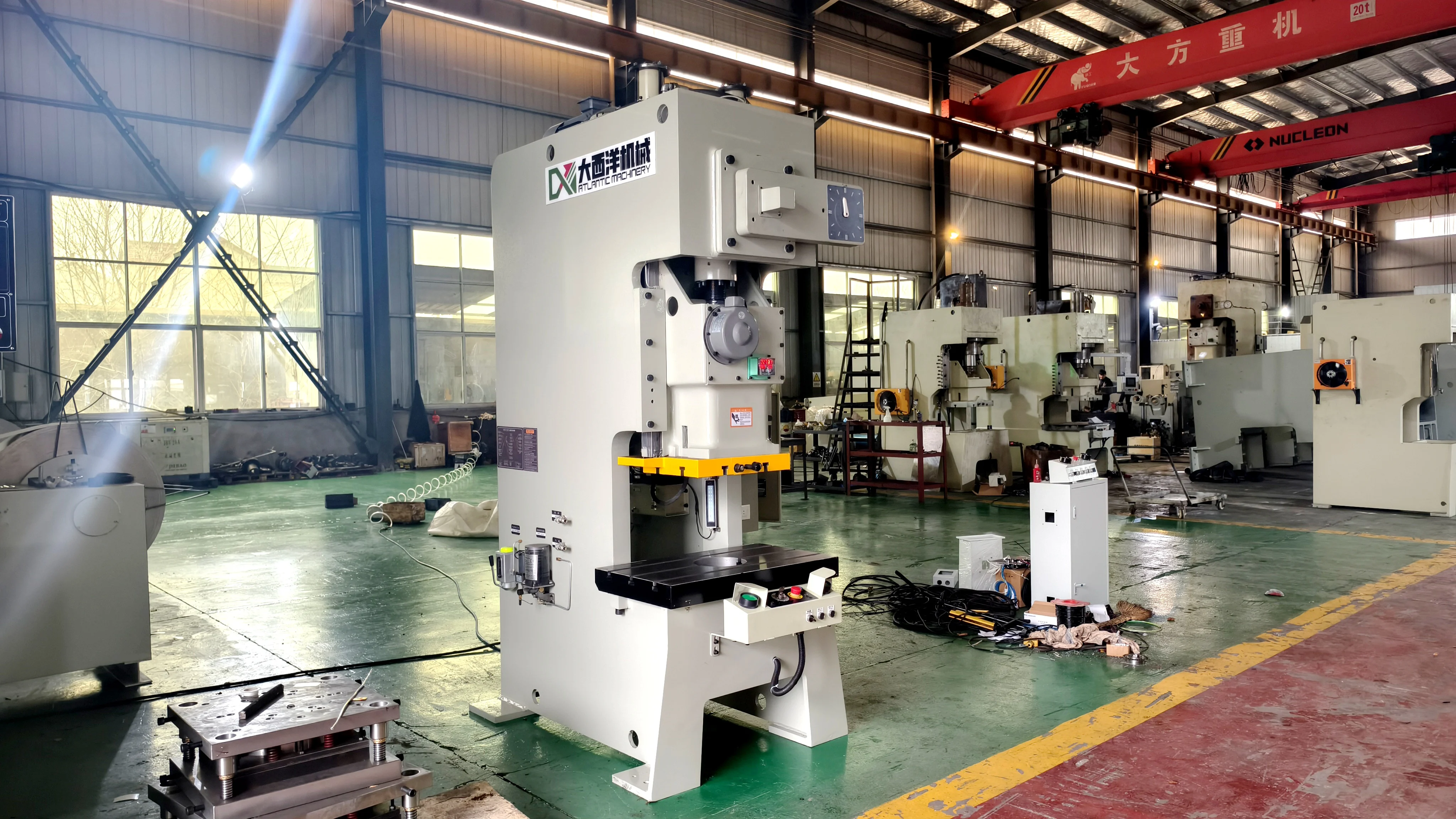 تصنيع 45 طن APA C نوع آلة التثقيب الهوائية قابل للتعديل الصفائح المعدنية CNC ثقب آلة ضغط الطاقة