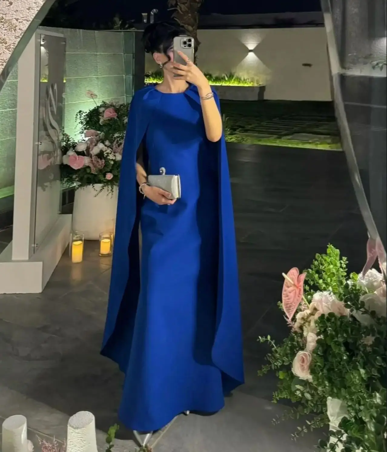 Neues Design Königsblaues Meerjungfrauen-Maxikleid aus Satin, formelles Abendkleid mit O-Ausschnitt und Cape-Ärmeln für Damen