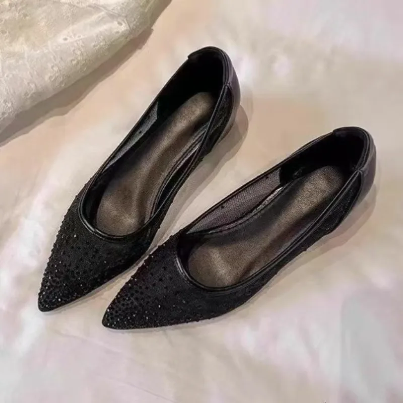 

Женская обувь с сетчатым острым носком и неглубоким носком, новинка 2024, универсальные дышащие сандалии со стразами, модные туфли на плоской подошве