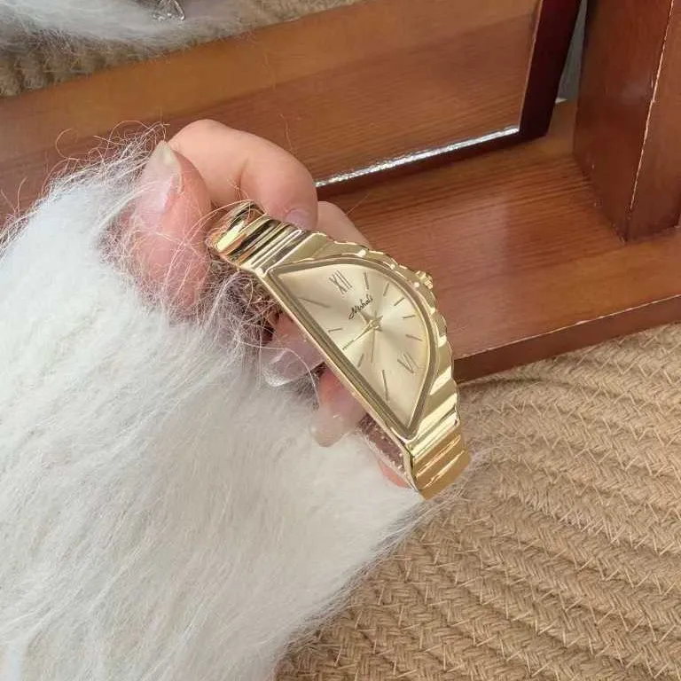 Vintage Antique Jewelry Watch Embossed Women's Bracelet Quartz Waterproof Personalized Women's Watch