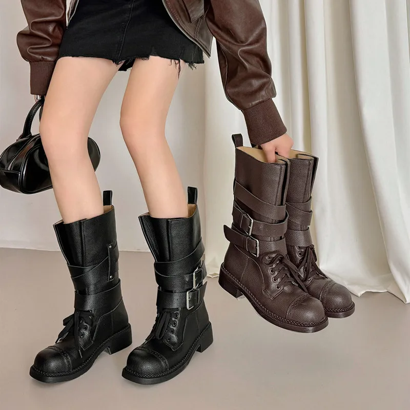 

Новинка 2026, осенне-зимние женские ботинки до середины икры, мотоциклетные ботинки из спилка высотой 22-24,5 см с круглым носком, толстым каблуком, со шнуровкой и пряжкой на ремне