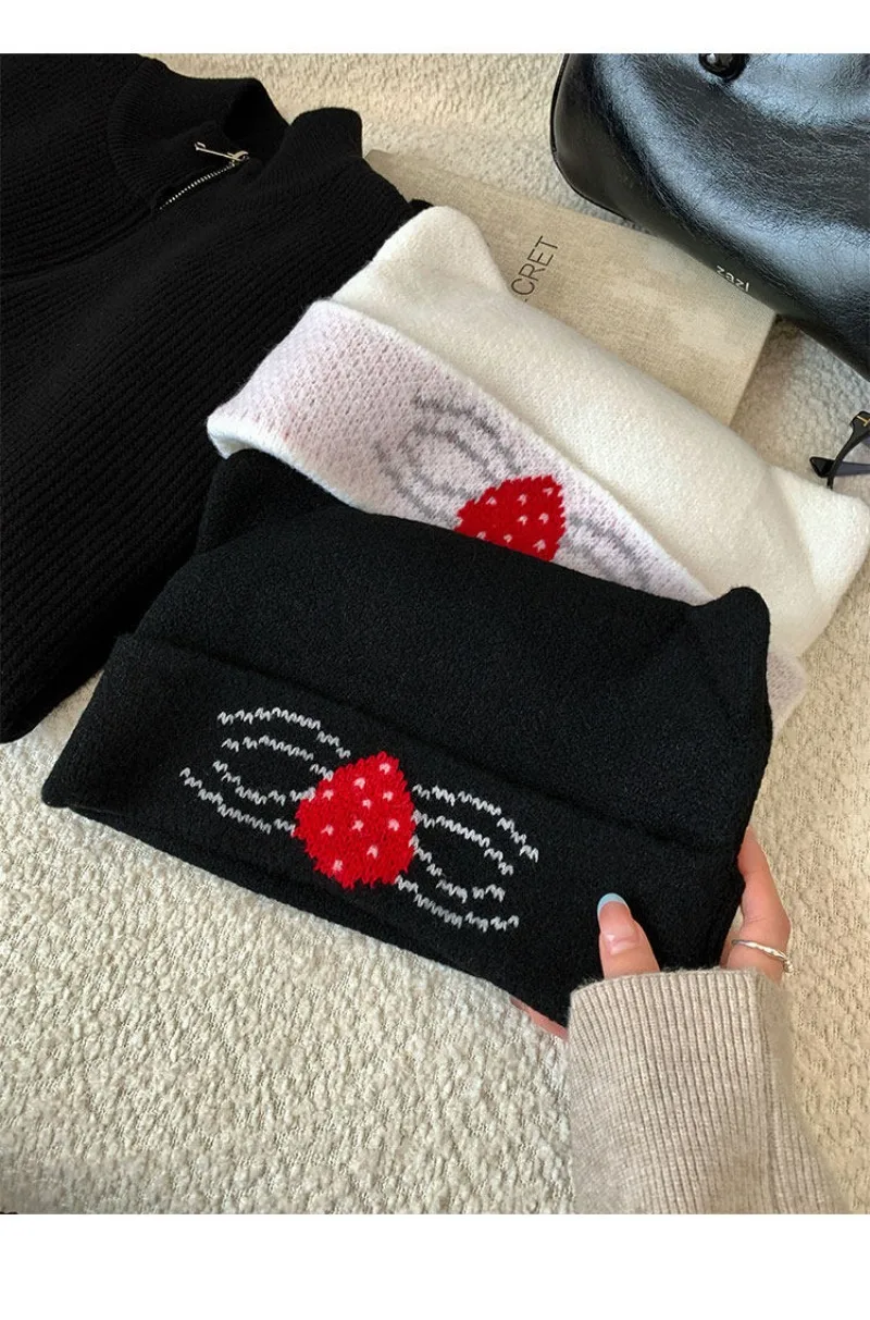 Neue süße Erdbeer-Jacquard-Strickmütze mit Katzenohren für Damen, Wintermütze mit Ohrenschutz, vielseitige Mütze im Skull-Beanie-Stil – Detail 7