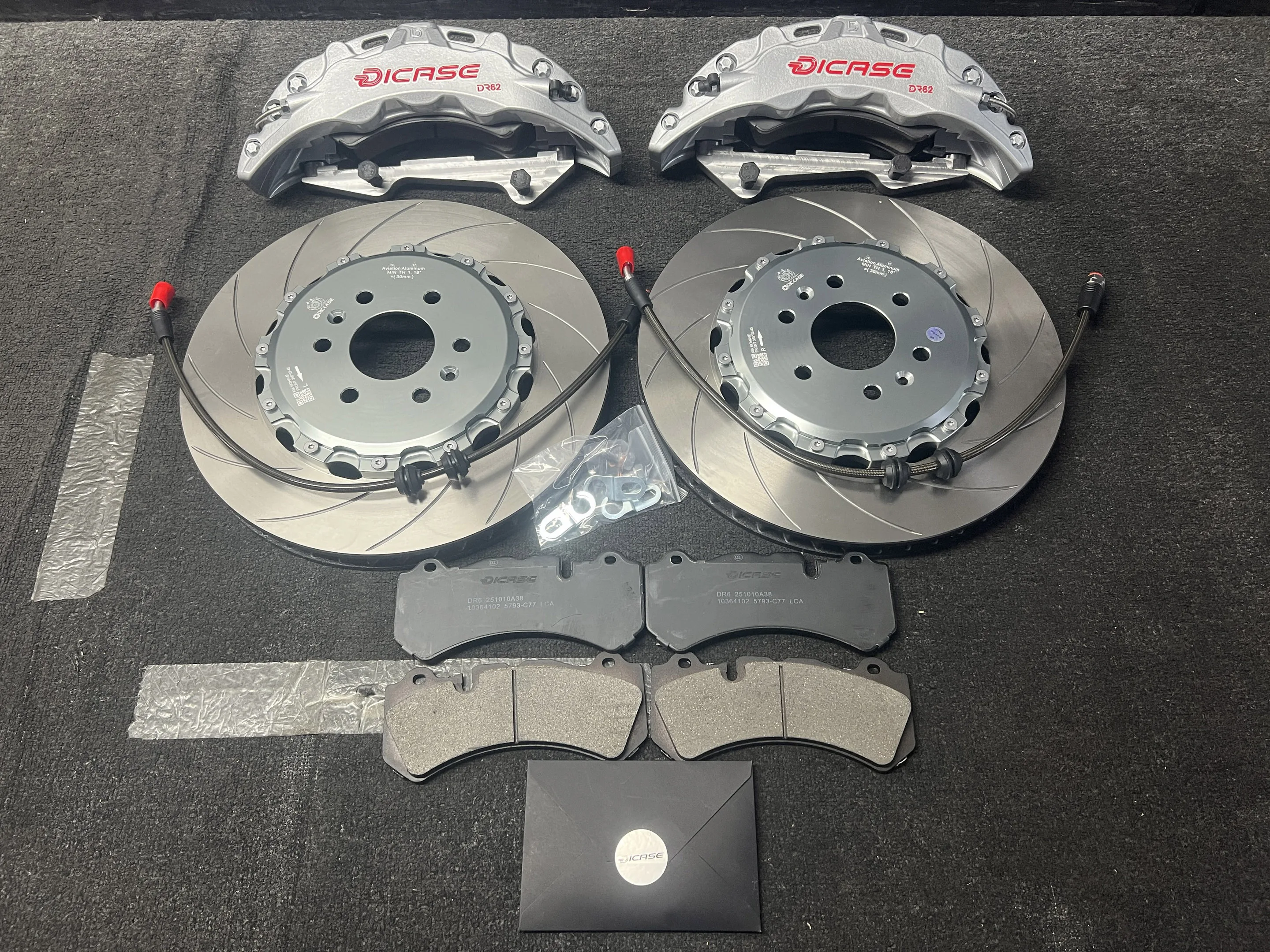 

Customizati Dicase DR6 6 pot front brake kit with a pair of brake discs, brakes, and spare parts suitable for 17-18 inch wheel