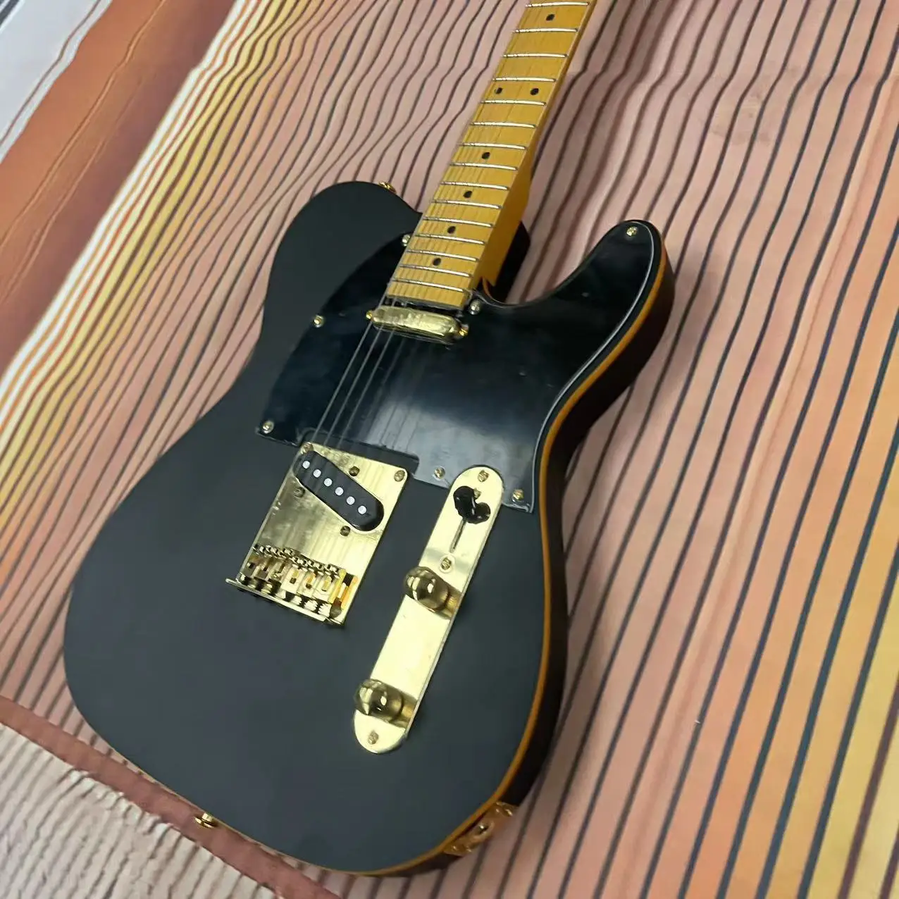 Electric guitar with 6 strings, matte black body, rose wood fingerboard, maple wood track, real factory pictures, can be shipped