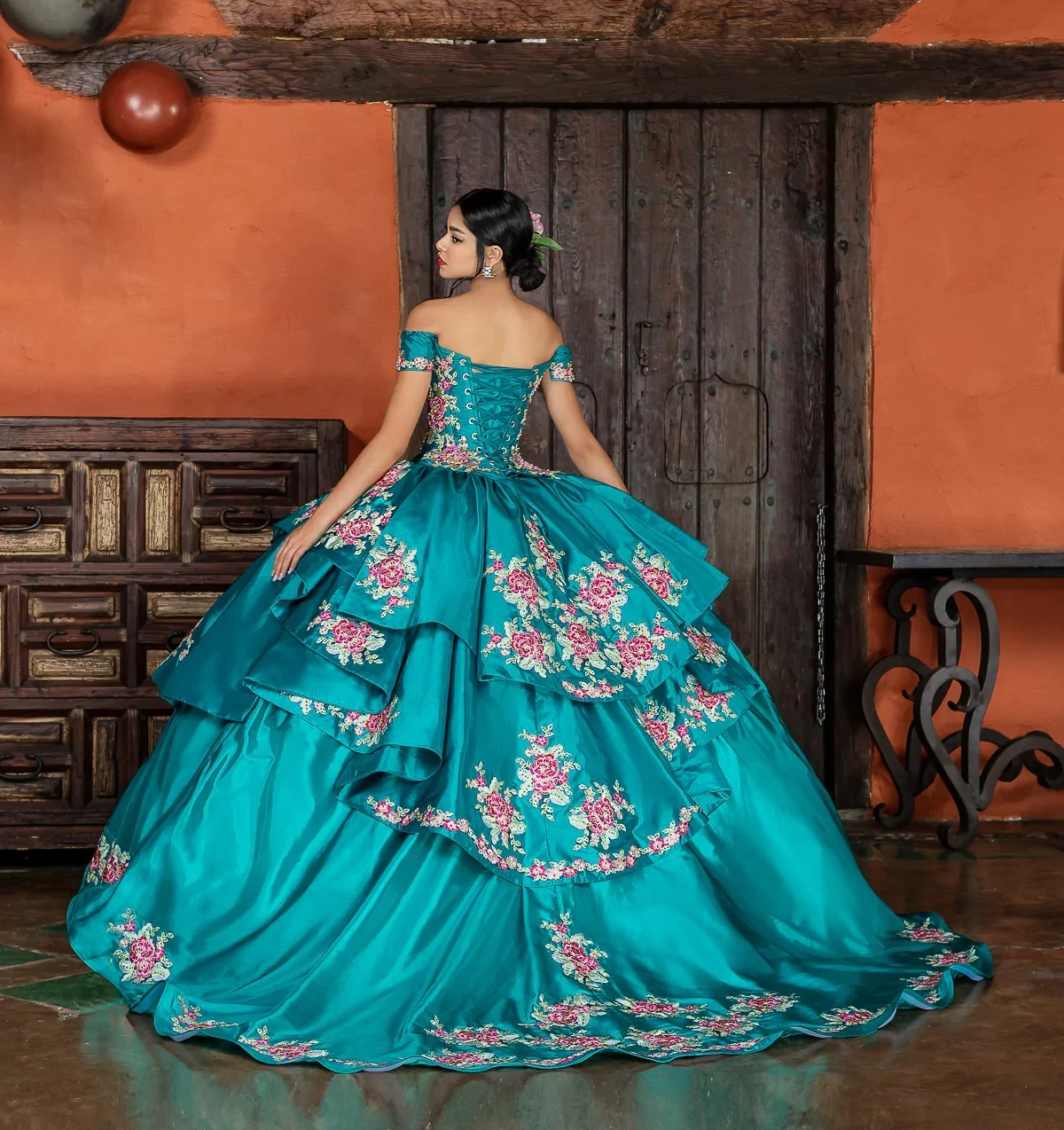 Gaun Quinceanera Meksiko gaun pesta bahu terbuka Satin Tiered applique manis 16 Gaun 15 a00os