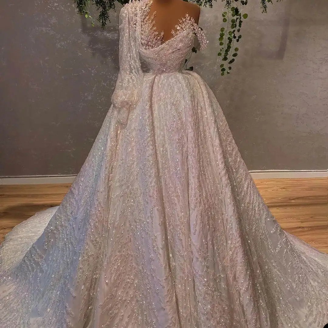 Vestidos de novia de línea A de lujo, vestido de novia de un hombro con perlas y lentejuelas, vestidos de novia con tren de barrido y pliegues brillantes personalizados