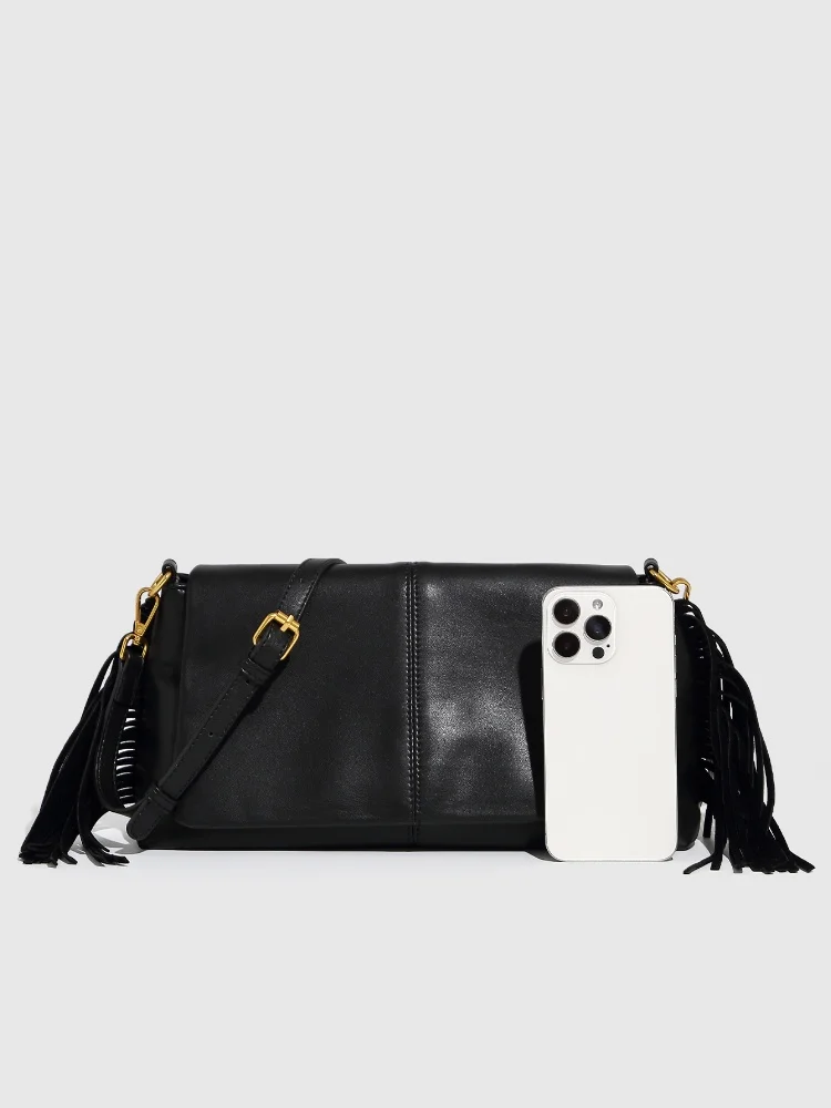 2025 Classici Borsa da donna nera Borsa a tracolla con nappe alla moda Borsa con copertura ribaltabile Borse da pendolare versatili Borse con busta in pelle PU