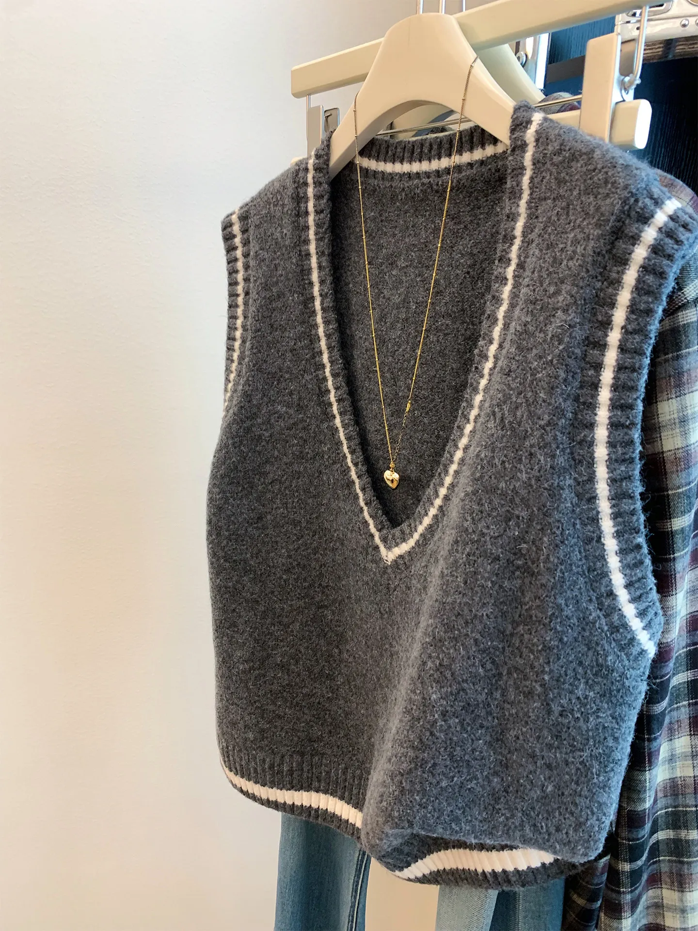 100% pure cashmere grey striped contrast half zipper lapel sweater for women in autumn and winter.