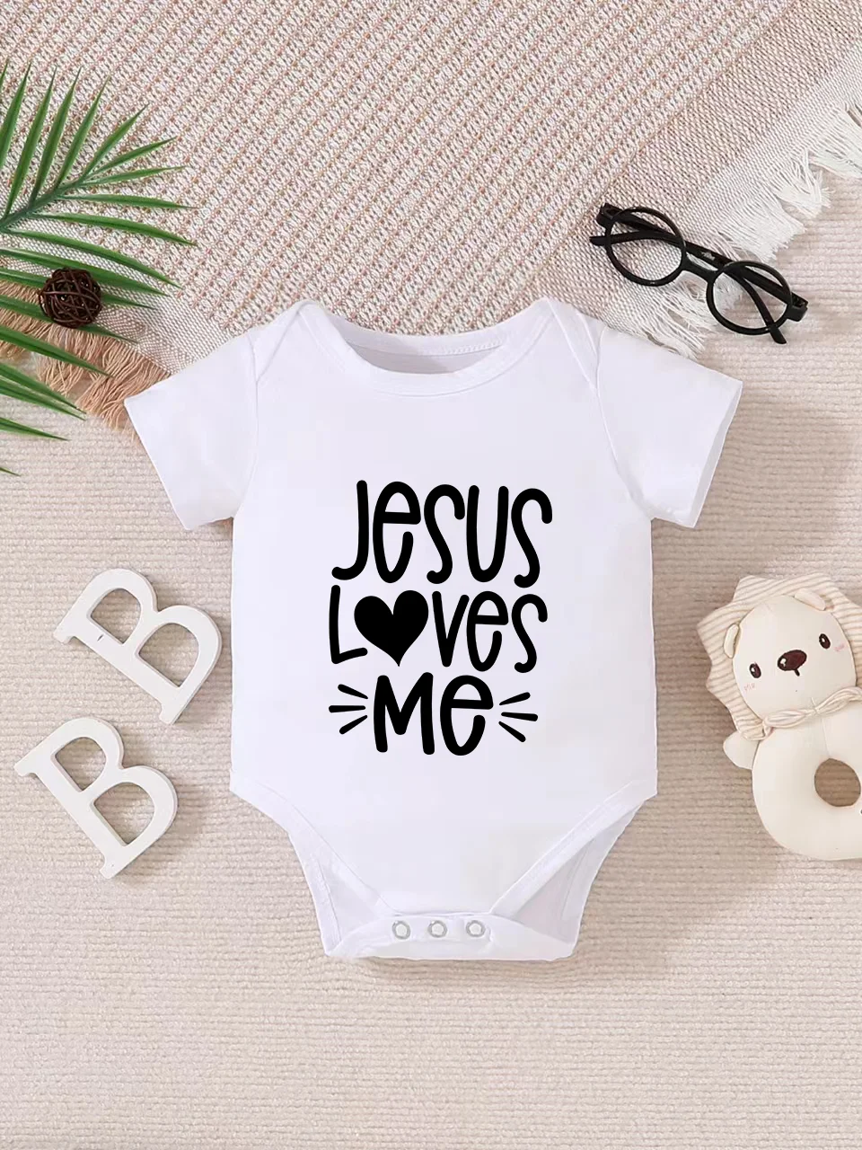 Baby short-sleeved triangle bodysuit, fun letter print, button design, easy to care for, suitable for new parents.