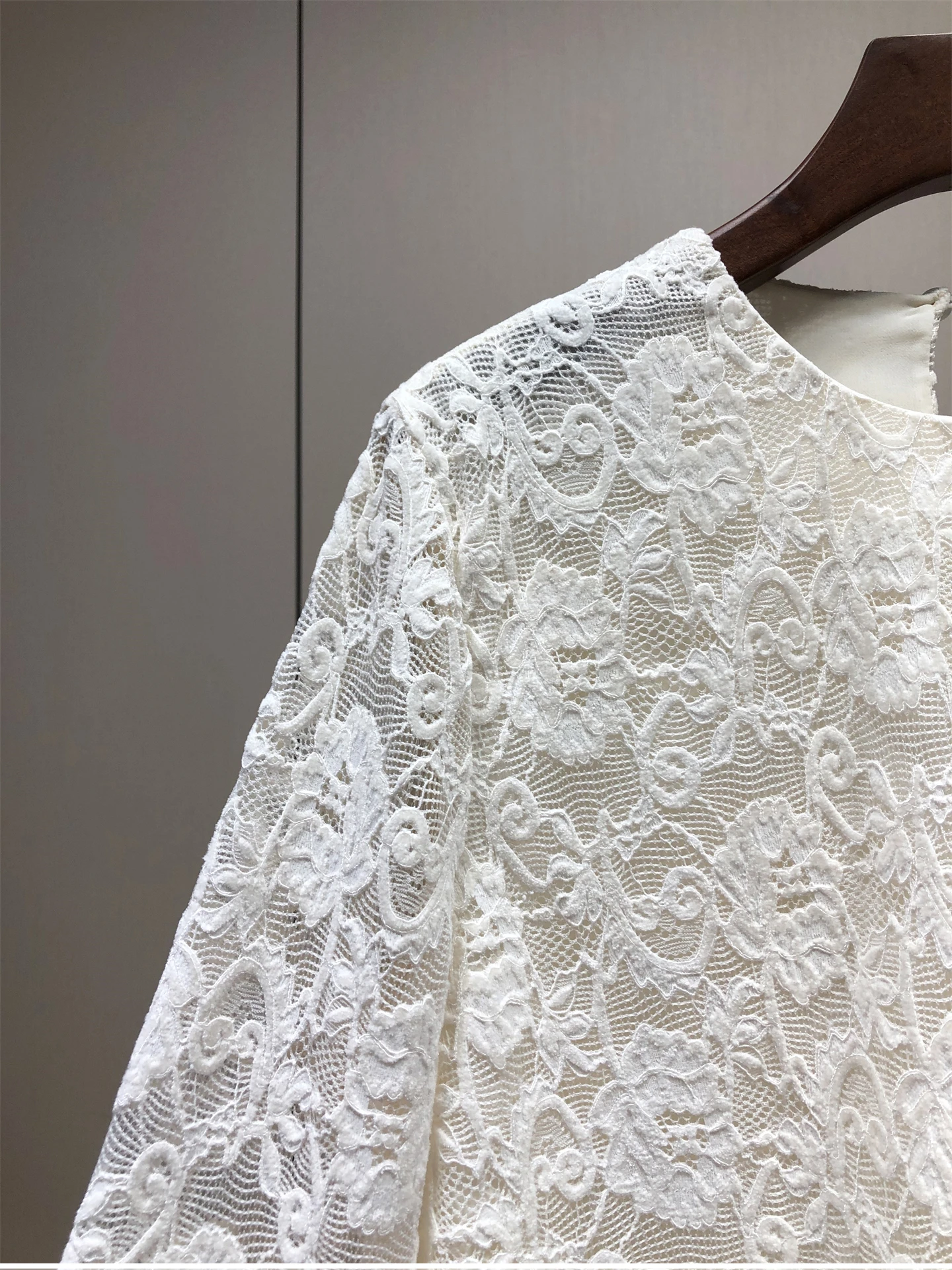 

Faionable round Ne Long Sve Lace Trim irt for Women Autumn New Sle European Goods Ele Aosphere 68Q07