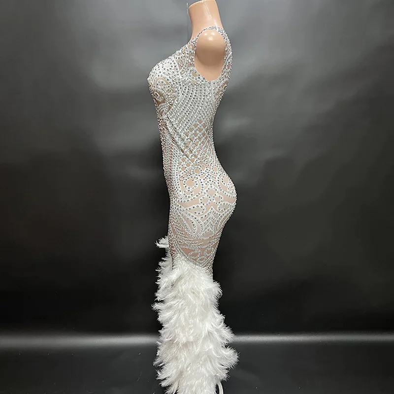 Abito da sera di lusso da donna senza maniche o collo con perline piume alla caviglia lungo abiti da sposa di compleanno per celebrità in un unico pezzo