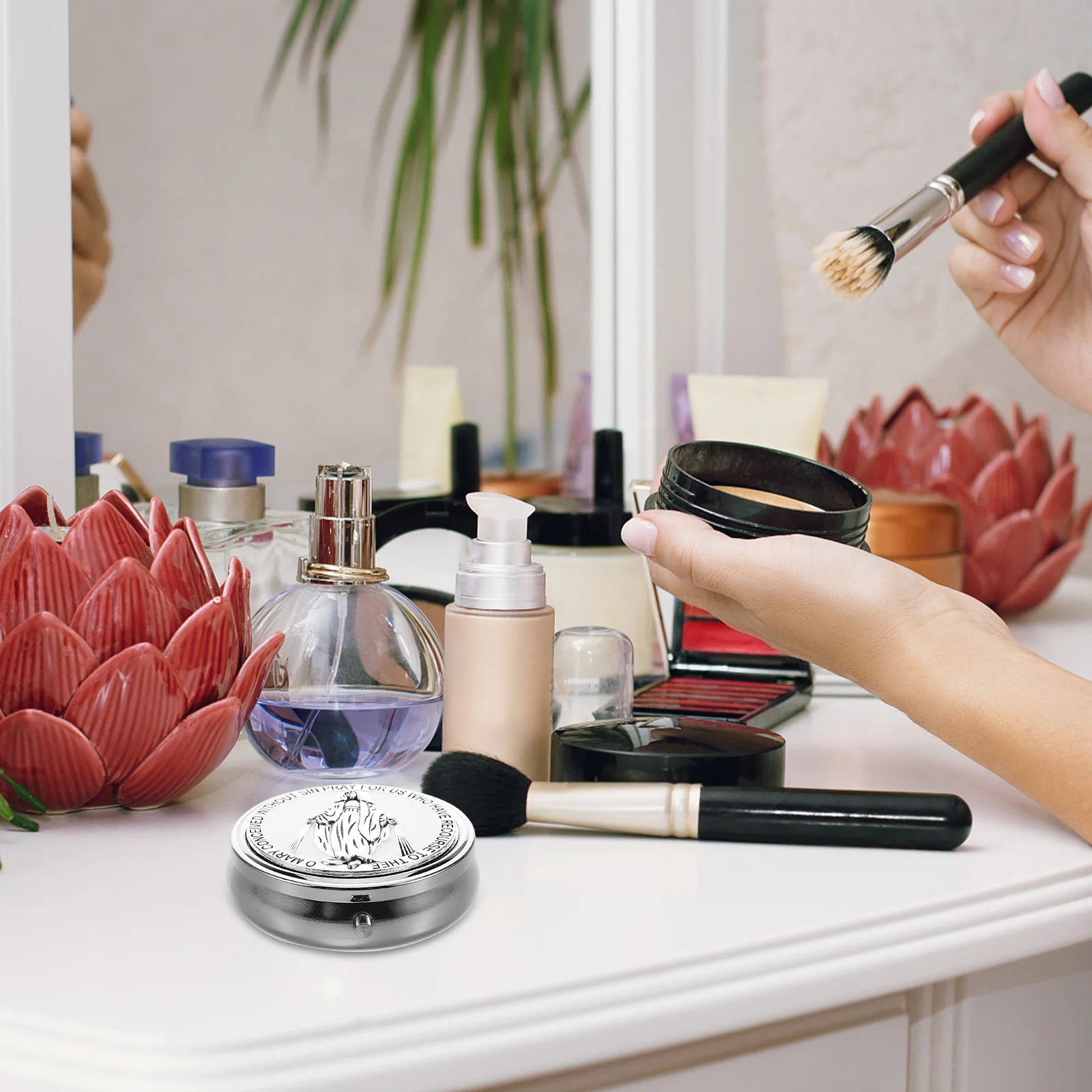 

Vintage Decor Rosary Balm Box Jewelry Display Holder White Compact Portable Organizer for Necklaces Chains Earrings Trinket