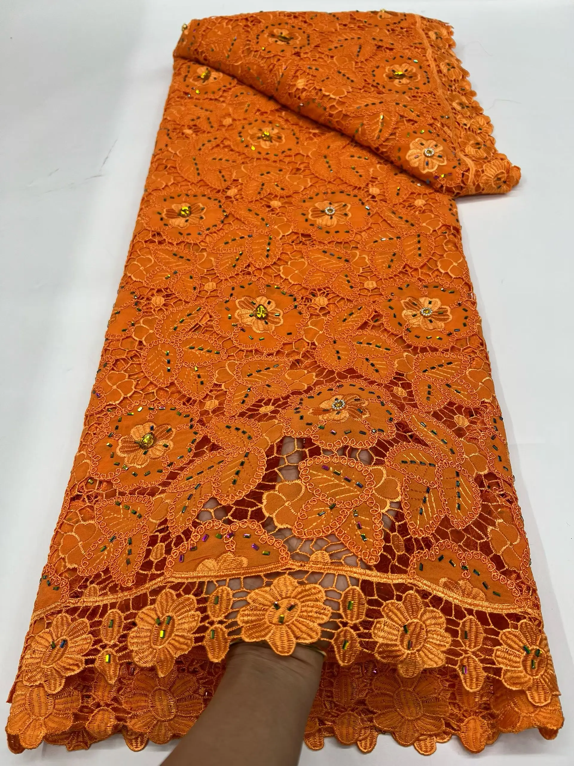 

Новейшая оранжевая гипюровая африканская кружевная ткань с камнями 2026, высококачественная водорастворимая кружевная ткань для женского платья KR26103
