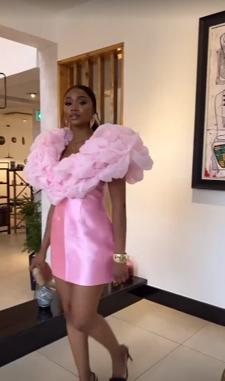 Robe romantique à volants rose – Mini robe amincissante de style français avec superposition en maille légère et jupe en satin, fête respirante et élégante