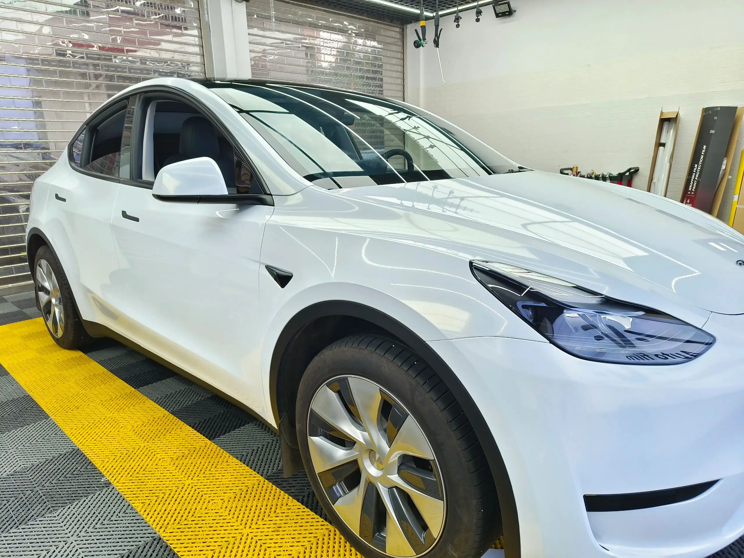 Wholesale High Quality PET Chameleon White Charm Gold Self-adhesive Full Body Wrap Wrapping Vinyl Roll Sticker Film for Car