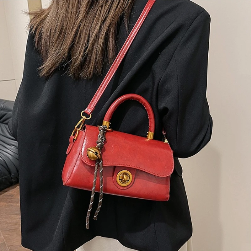 Retro-Handtasche mit Klappverschluss, Glockenanhänger, abnehmbarem Riemen, modische Kunstleder-Umhängetasche für Damen, Schultertasche