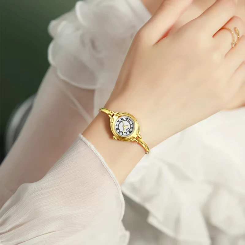 Goldie's niche high-end hand linked watch, compact retro bracelet style women's watch, gold high beauty slim strap quartz watch