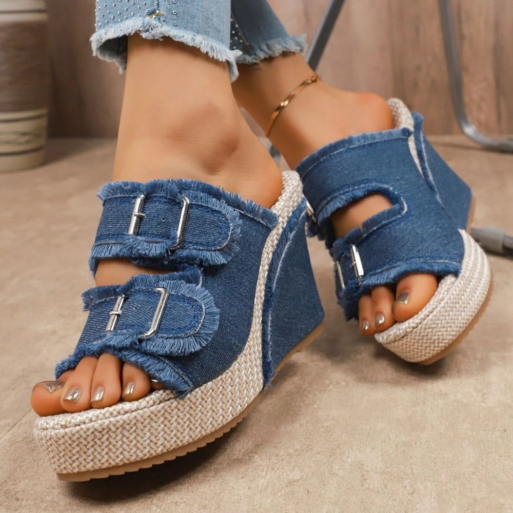 

Женские сандалии на танкетке 10 см с платформой, летние, из соломенной ткани, на толстой подошве, джинсовые шлепанцы, модные повседневные, с двойной пряжкой, на ремешках