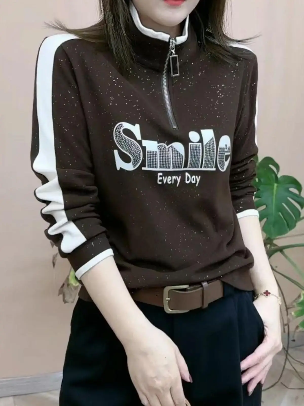 ファッショナブルなヨーロピアンスタイルのスウェットシャツ、ラインストーン付きハーフハイカラー、裏起毛ジッパー、レタリング入りベースレイヤーシャツ