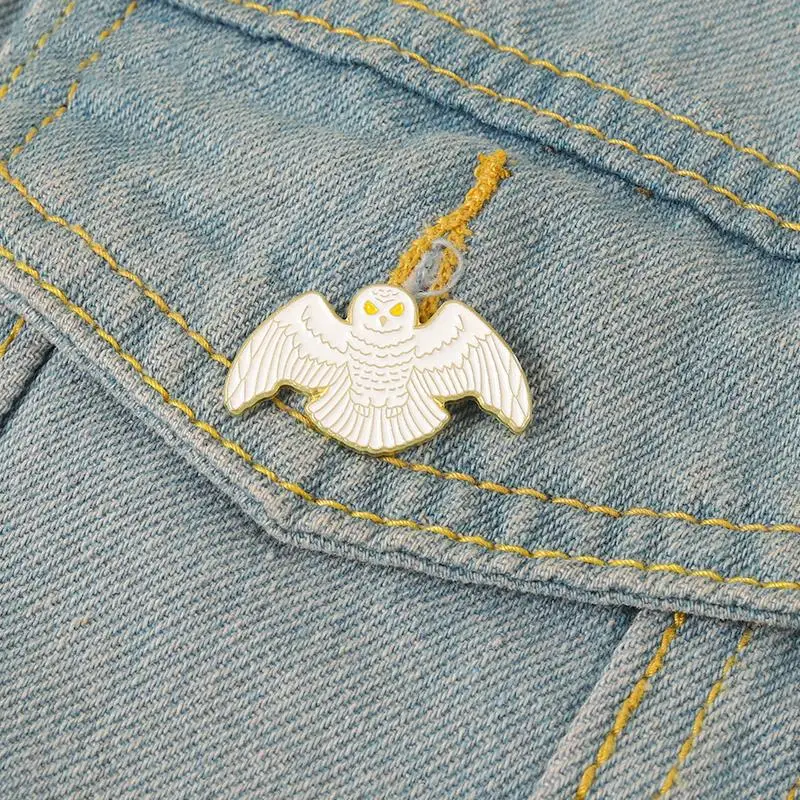 Hedwig Enamel Pins Custom Magic Movie Bird Messager Brooches Lapel Badges Animal Fans Jewelry Gift for Kids Friends