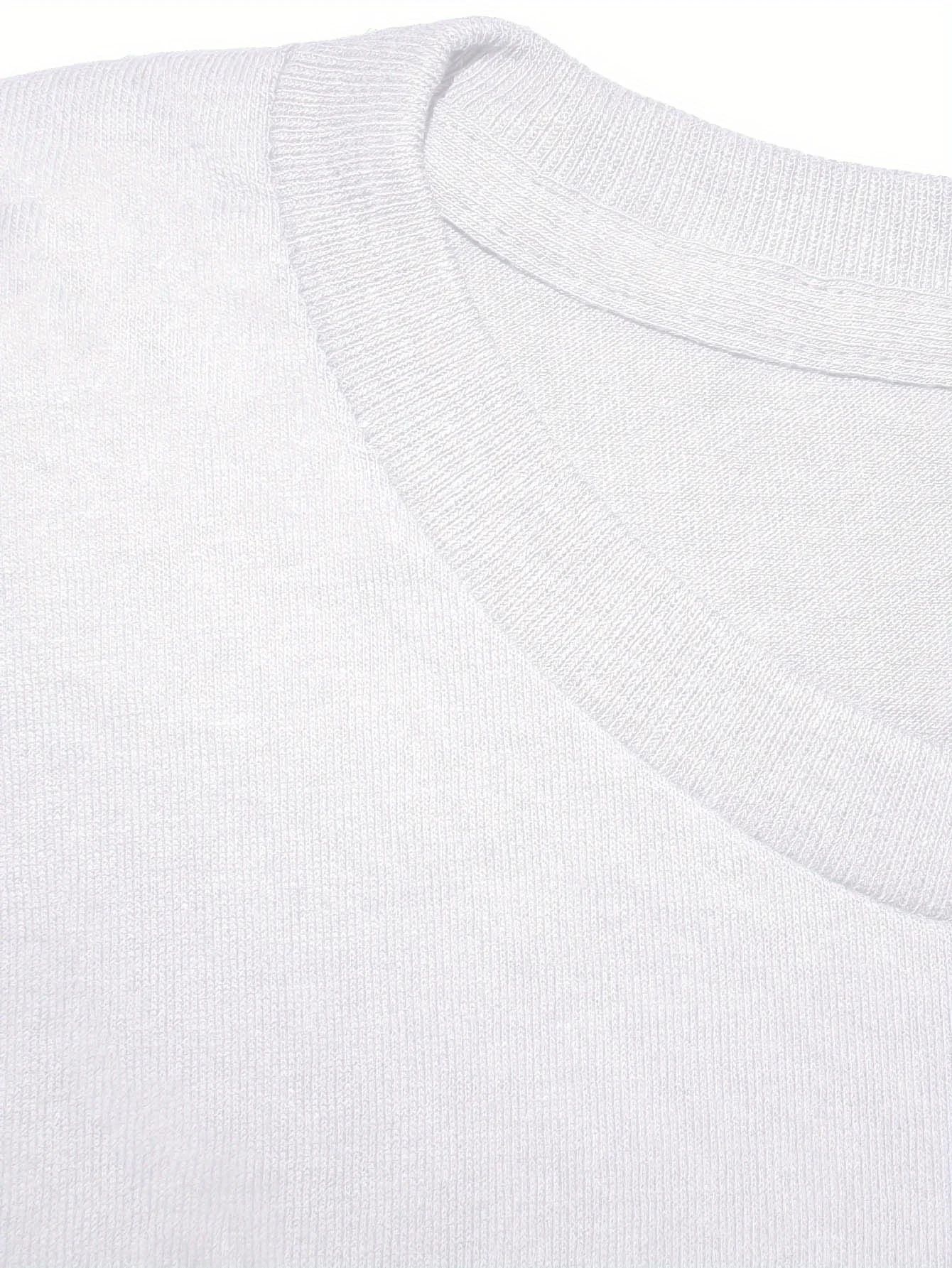 تي شيرت كاجوال للسيدات بأكمام قصيرة على شكل قلب أحمر من Guess Love مطبوع برقبة دائرية وتصميم بسيط يظهر أسلوبًا أنيقًا #4