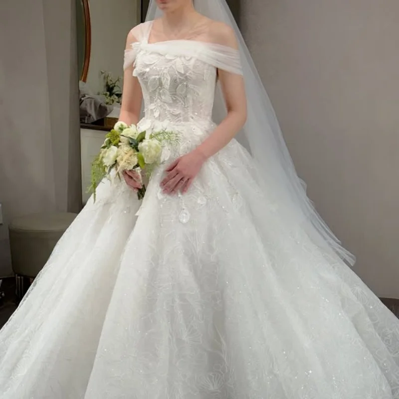 カスタマイズされた光沢のあるレースアイボリーホワイトボールガウンロイヤルウェディングドレス恋人アップリケデカール長袖メイドローブデ